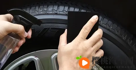 为什么说洗车的时候不要贪小便宜擦轮胎油?-1