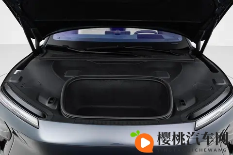 BBA之后锁定蔚来ET9?它凭什么征服挑剔的豪华车主?-3