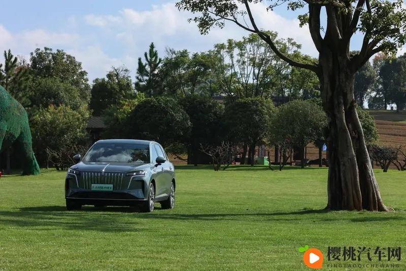 1788万起！红旗HS6PHEV为家庭出行焕新体验-1