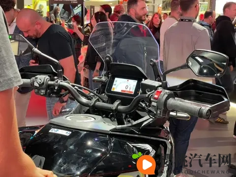 米兰车展丨HONDA CB1000GT 发布，会和自家NT1100冲突？-3