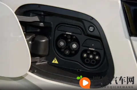 王者荣耀女英雄无小内爱心轮滑图片：轮滑元素新设计，智能科技汽车引关注-2