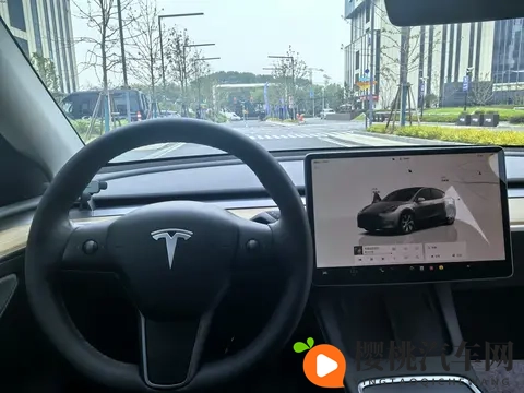 15万不到拿下代步神器?22年特斯拉Model Y,通勤家用都合适-1