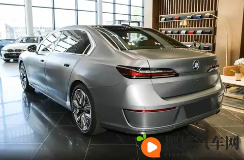 宝马7系没涨价,却没人夸它新,这事儿挺怪-1