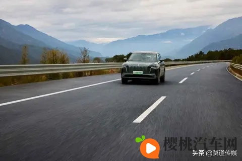 通勤0油耗+出游0焦虑！红旗HS6 PHEV解锁新姿势-1