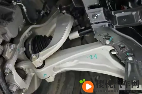 一撞就断！为何新能源车用粗壮的铝合金悬挂，却经常断轴崴脚？-3