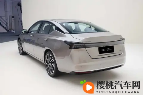 新款天籁PLUS要来了，内饰大变样还带鸿蒙座舱，能否翻身？-2