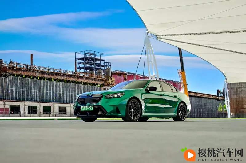 V8双涡轮增压+插电，是坚持还是妥协？试驾BMW M5！-1