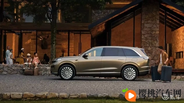 少妇XXX:时尚SUV评测:性能与舒适兼顾,品质生活新选择-1