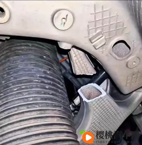 一撞就断！为何新能源车用粗壮的铝合金悬挂，却经常断轴崴脚？-2