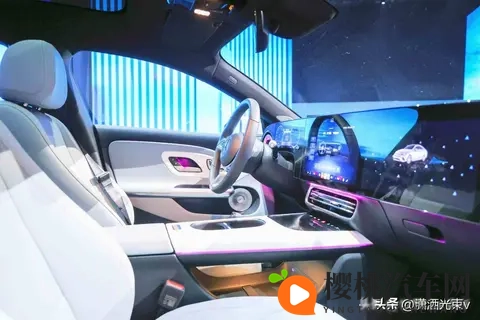 奔驰电车卖25万，用户懵了，豪华体验真能降维？-2