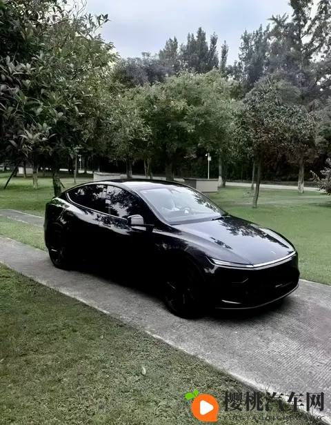 2885万起、821km续航!特斯拉Model Y长续航版上市!买它值不值?-1
