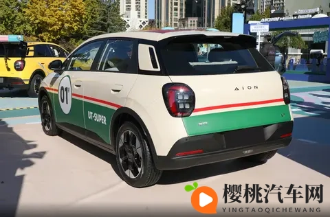 妮露开襟开叉裙鞋子选择图片：汽车时尚搭配指南：如何将裙装与鞋子玩转车内？-1