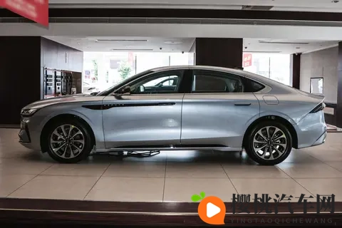 2025 款林肯 Z 深度体验:美式豪华 + 11 米巨屏,家用代步真的香?-2