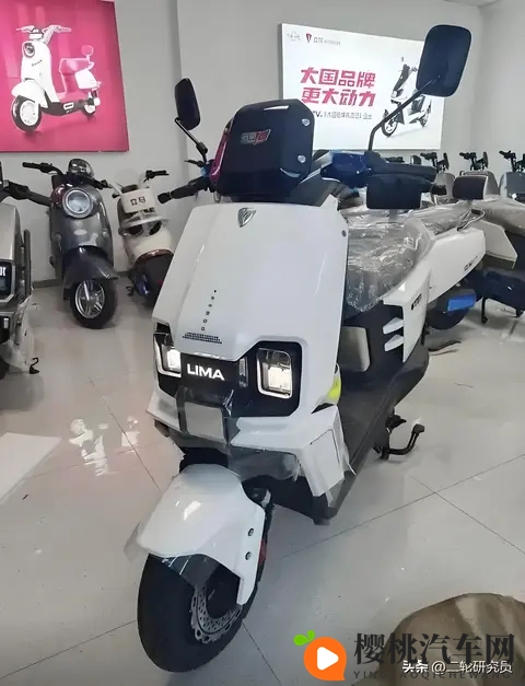 男生和女生打扑克APP：智能驾驶新玩法：扑克游戏融入行车乐趣-3