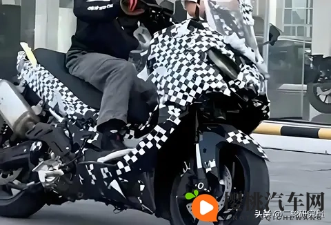 升仕550G杀疯了!5万级踏板竟配TCS+20L油箱,进口车慌了?-1