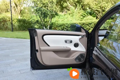 家庭出行的新选择:深度体验长安启源A06-1