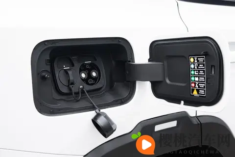 15万混动SUV选它不后悔?四驱+索尼音响,油耗低空间大-3