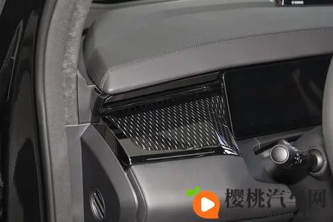 极氪009六座行政版四驱140kWh：高端家庭出行的舒适与实用选择-1