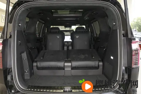 极氪009六座行政版四驱140kWh：高端家庭出行的舒适与实用选择-2