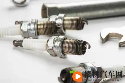 开了6年车,才知道原来火花塞根本不用定期换,都是经验!-1