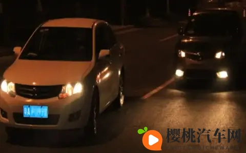 交警提醒:汽车大灯闪三下是重要暗语!不懂最好别开夜车-1