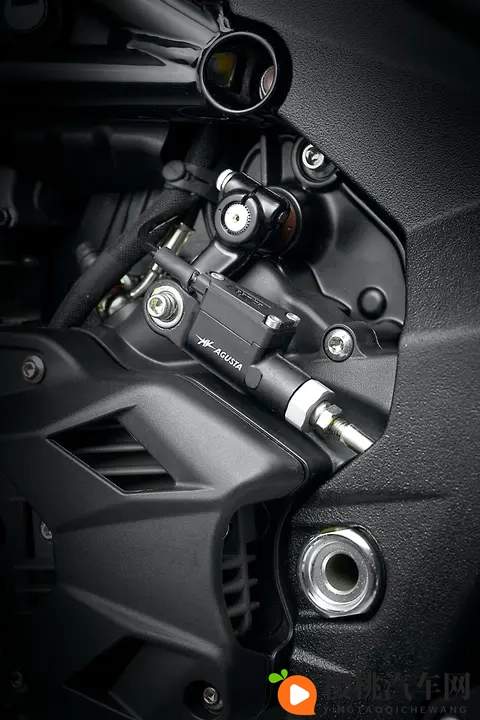 MV 奥古斯塔 2026 运动街车 Brutale 800-3