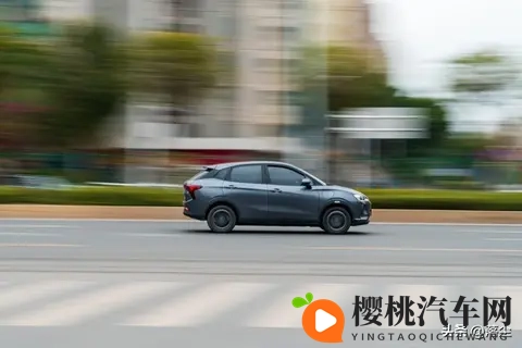 早乙女由依双马尾背粉书包:动漫女神早乙女由依,双马尾造型携粉色书包亮相-1