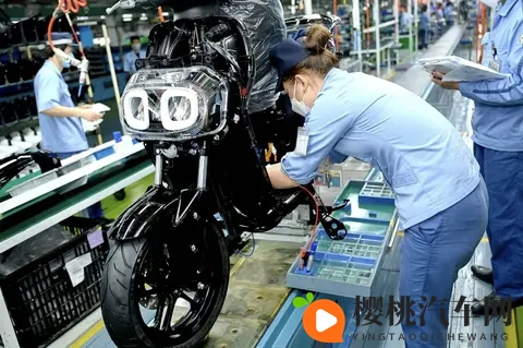 男生将困困放到女生困困里面:汽车创意挑战:玩偶“入驻”女生座位,温馨瞬间引关注-3