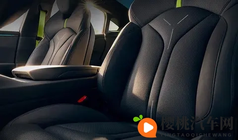 帅气不输小米SU7，小鹏P7新车登场，全系标配前Brembo四活塞卡钳-2