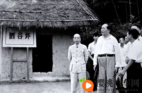 【看图说文】韶山冲里那辆银灰色吉姆车-2