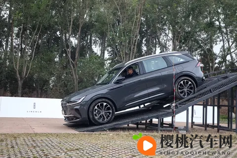 家用商务越野三不误 场地试驾2026款林肯航海家-2