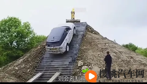 奇瑞爬天门山溜车撞护栏!对比路虎当年封神操作,国产车差在哪?-2