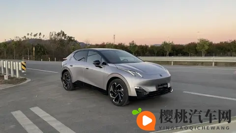 领克Z20靠精致圈粉年轻人,银色的金属光泽更显高级-3