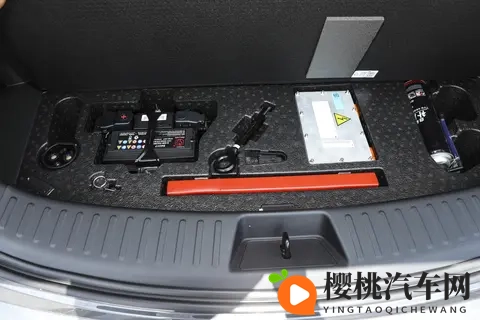 第三代蓝电 E5 PLUS开启预售：230km 续航 + 四驱，家庭出行痛点全解决-1