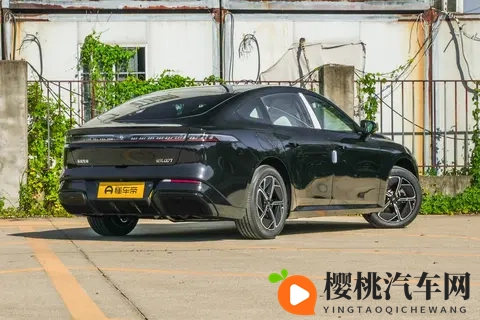 新手也能开的轿跑!东风奕派 eπ007 + 好开又安全-3