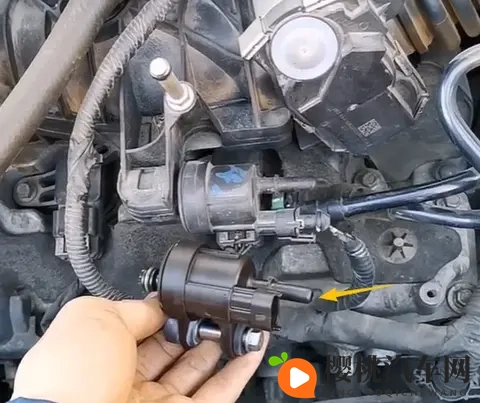 别克GL8混合气过稀,别走弯路,一拔一堵直接破案!-2