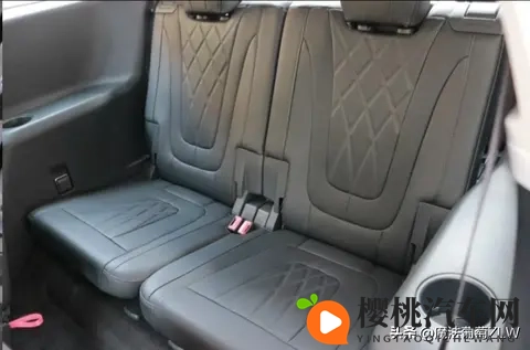 红旗HS7六座火了 有人夸它家用神车 有人骂智能太拉胯 到底谁在说谎-3