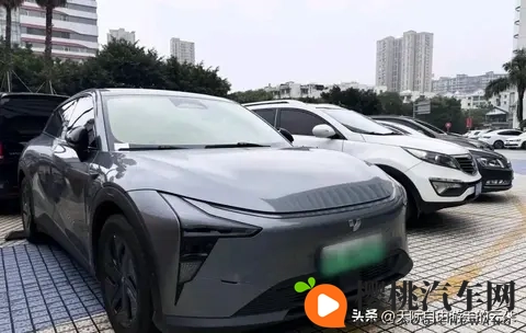 烂尾车”逆袭记:年轻人花1_3价格抢破产车刷机改装-1