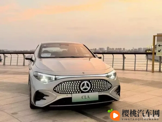 丰满双乳秘书被老板狂揉捏：性感秘书乳房被老板频繁抚摸-2