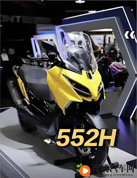 霸道总裁憋尿捂着小腹揉肚子：权势总裁忍尿揉腹缓解不适-1