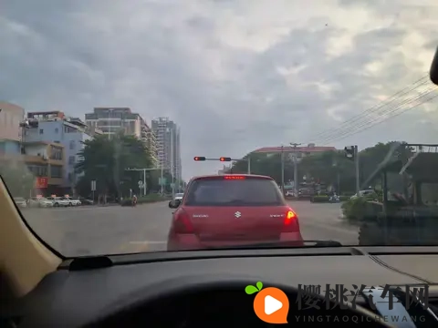 等绿灯有必要挂N挡吗?吃过亏的司机都这样做,安全又不伤车!-2