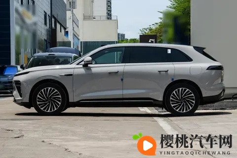 年底打算换车的朋友,这款C级车降价又有好礼,配置拉满还省心-2