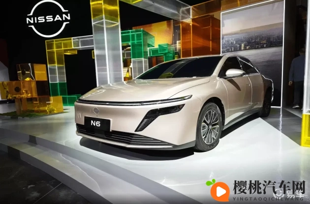 葵司VS黑人巨大根：高性能对决：葵司与黑人巨大根，谁才是驾驶王者？-1