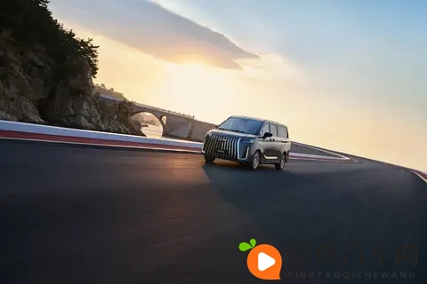 影流眼泪翻白眼咬铁球图片：影视瞬间：泪眼翻白，咬铁球惊心动魄-2