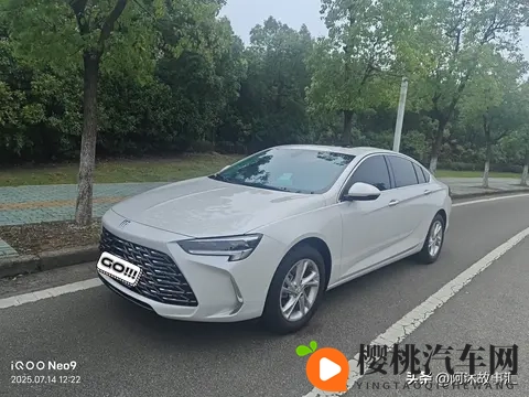 等红灯别傻踩D挡!白色君威这操作舒服到上瘾-1