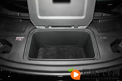 极氪009六座行政版：旗舰MPV的均衡实力与家庭出行新选择-2