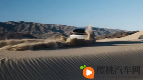 竟然出现在这里？首试奔驰纯电GLC，沙丘冲浪考验软件与性能表现-1