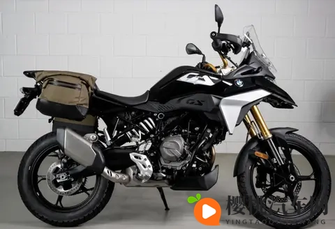 妮露开襟开叉裙鞋子选择图片：汽车时尚搭配指南：如何将裙装与鞋子玩转车内？-3