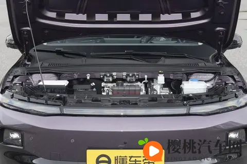 10万级家用轿车怎么选?零跑B01配激光雷达+8295芯片,香吗?-1