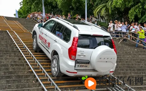 奇瑞模仿路虎爬天门山不成，硬要越野成笑话？-1